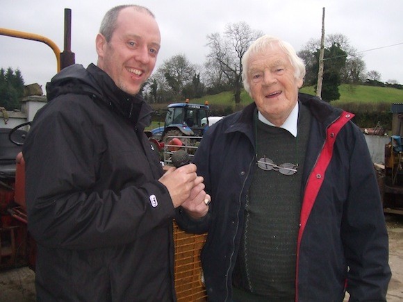 Big Tom hands over his 25yr old microphone to John from Teague's Bar 