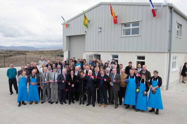Valerie and Francoise Héilie offically cutting the ribbon at the openeing Ostre’an Teoranta, an oyster farm owned by two French brothers Michel and Thierry Hélie,  officially opened a new €0.6 million production and grading facility on its site in An Mhachaire, An Clochán Liath  Photo Clive Wasson