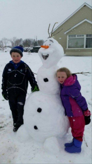 Laura Ní Ghallachóir sent us in this snap of her little nephew and niece Caolan and Abbie with their snowman. 