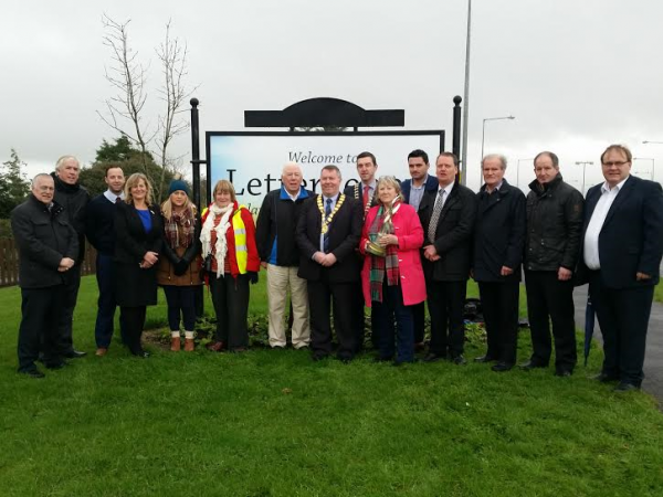 Mayor of Letterkenny Municipal District Cllr Gerry McMonagle with council colleagues, staff and Letterkenny Tidy Towns and Chamber of Commerce committee members at the official unveiling of the new signage last Monday.