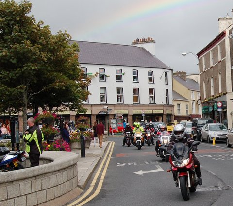 The cavalcade returning to the Diamond