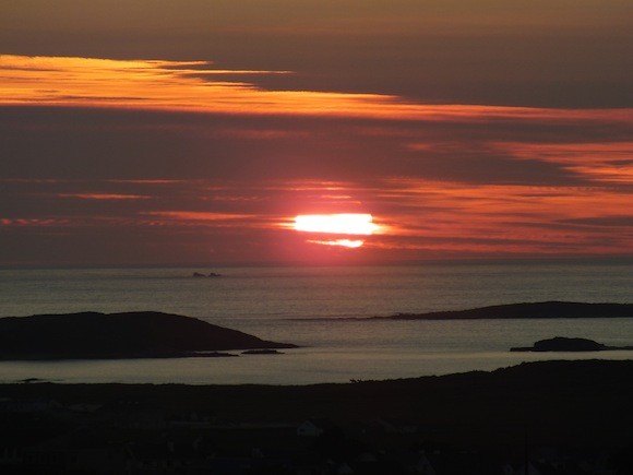 The sun set creating amazing colours off the Magheragallon coastline in Gaoth Dobhair this Monday evening. Pic by Tommy Curran for Donegal Daily