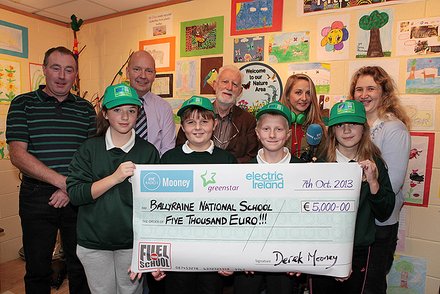 Richard Collins hands over a cheque of €5000 worth of energy, courtesy of Electric Ireland and Greenstar, to Ballyraine National School in Letterkenny