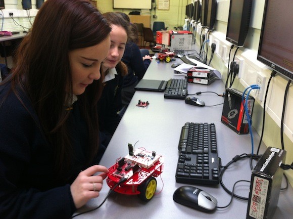 fe (left)  Eibhlin Doherty Crana College, Buncrana working on their project in the after -schools "Mobile Robot programme"  developed by LYIT Lecturer Martin Bradley.
