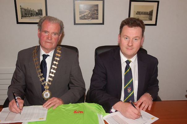 Mayor Ian McGarvey and County Manager Seamus Neely sign up for the North West 10K.