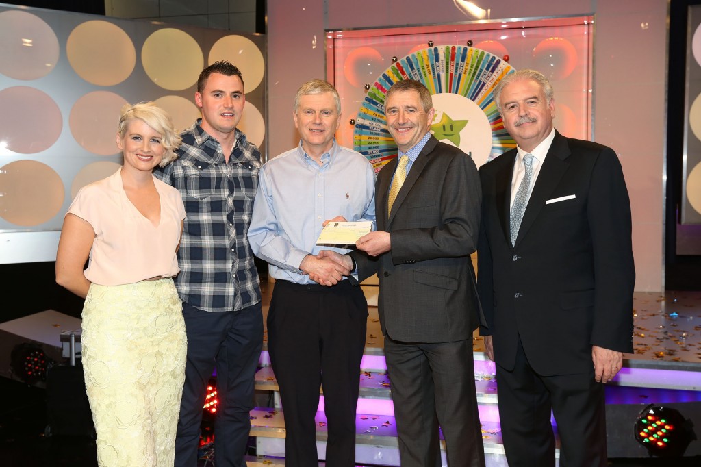 Joe Birney from Ramelton, Co. Donegal won €33,000, including a holiday to The Greek Islands, on the National Lottery Winning Streak Game Show on RTE, on Saturday 31 May 2014. Pictured at the presentation of the cheques were, from left to right: Sinead Kennedy, game show co-host; Pauric McGarvey; National Lottery ticket selling agent, Spar, Ramelton, Co. Donegal; Joe Birney, the winning player; Declan Murray, The National Lottery and Marty Whelan, game show co-host. Pic: Mac Innes Photography