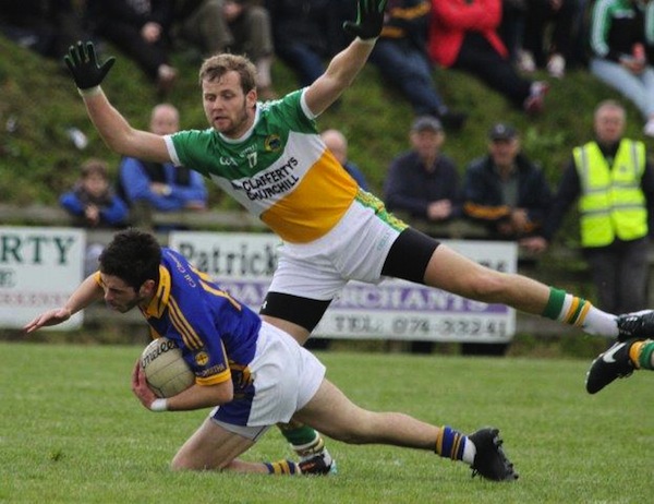 Leon Kelly from Glenswilly surrounds Mark McHugh. Pic by North West Newspix. 