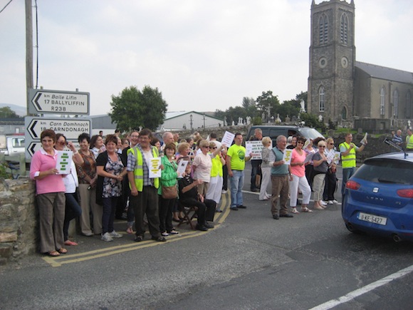 The large crowd which turned out at Cockhill Bridge yesterday.
