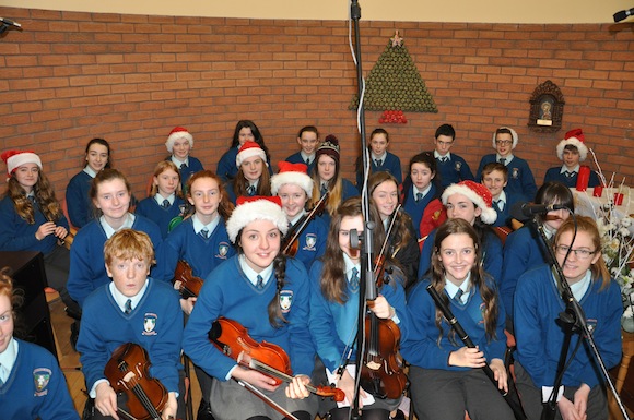 Members of the Colaiste Ailiagh Choir take part in the service.