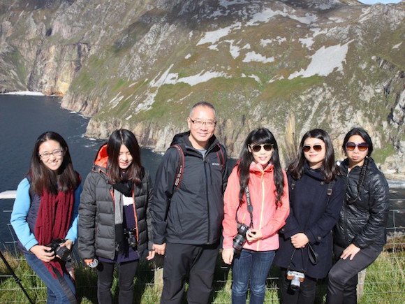 REPRO FREE 16/09/2015, Slieve League, Co Donegal – Four Chinese journalists are visiting Ireland this week, as guests of Tourism Ireland. The group includes a blogger, a travel photographer whose work has appeared in National Geographic and Lonely Planet, as well as two magazine journalists – who have a combined readership of more than 730,000 people in China. They are here to experience at first-hand some of the many things to see and do in Ireland for features stories they will write when they return home. PIC SHOWS: Journalists Effie Jia, Iris Deng, Yuanyue Bi and Wang Ting with Xin Wang, Tourism Ireland (second right), and tour guide Min Lin Siew (right), at the Slieve League Cliffs, Co Donegal. Pic – John McConnell (no repro fee) Further press info – Sinéad Grace, Tourism Ireland 087 685 9027