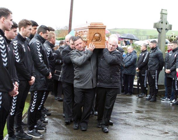 Derry City players form a guard of honour in tribute to one of their greatest ever servants. Pic by North-West Newspix. 