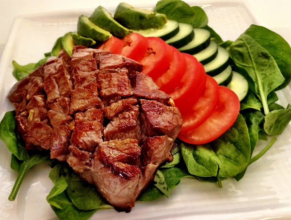peppered-steak-spinach-salad