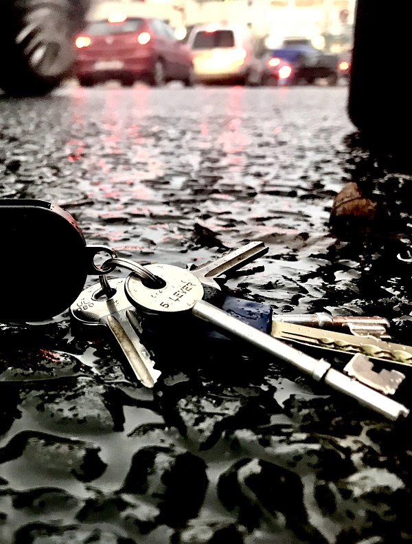 The keys of a car lying along the roadside, in the background life goes on but not in the same way for those who have lost someone on the roads in Ireland. Think of your journeys on the road of Ireland this Christmas and not only on your distination. Photo Brian McDaid