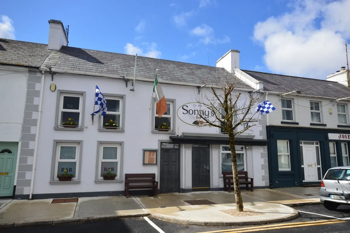Le bar populaire de Donegal arrive sur le marché avec sa propre maison
