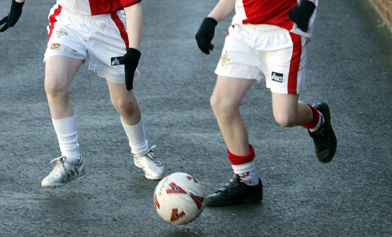 Un garçon a été blessé lors d’un match de football dans une cour d’école et a reçu 30 000 euros